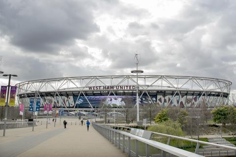 In das Olympiastadion in London, Heimspielstätte von West Ham United, passen rund 60.000 Zuschauer.  Foto: dpa