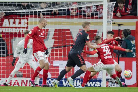 Gemeinsam verteidigen die 05-Profis das Tor gegen Matthijs de Ligt.