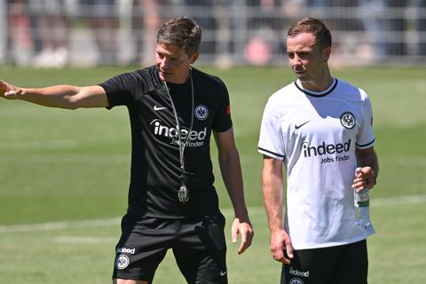 Neuzugang Mario Götze (rechts) und Cheftrainer Oliver Glasner unterhalten sich beim Trainingsauftakt von Eintracht Frankfurt am Stadion miteinander.  Foto: dpa