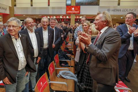 Sichtlich gerührt: Der zum Ehrenpräsident gewählte Harald Strutz (rechts) im Kreise des Altvorstandes bei der Mitgliederversammlung. Foto: Sascha Kopp