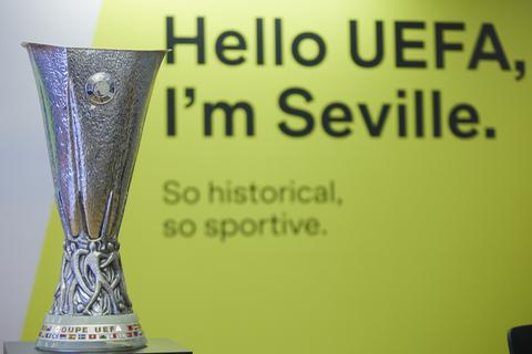 Der Pokal der UEFA Europa League wird in Sevilla gezeigt. Eintracht Frankfurt und die Glasgow Rangers treffen im Finale am 18. Mai in Sevilla aufeinander.  Foto: Joaquin Corchero/EUROPA PRESS/dpa 