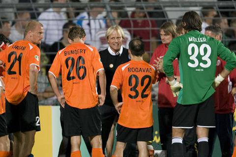 05-Trainer Jörn Andersen stimmt seine Spieler beim Pokalspiel in Lübeck auf die Verlängerung ein. Es ist seine letzte Ansage als Mainzer Coach. Archivfoto: rscp