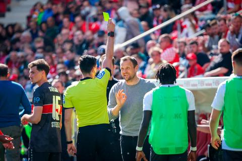 Schiedsrichter Florian Badstübner zeigt 05-Trainer Bo Svensson seine sechste Gelbe Karte in dieser Saison. Foto: Lukas Görlach 
