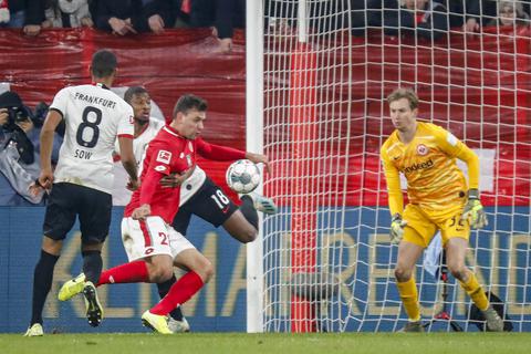 Adam Szalai von Mainz 05 trifft zum 2:1 gegen Eintracht Frankfurt.  Foto: Sascha Kopp 