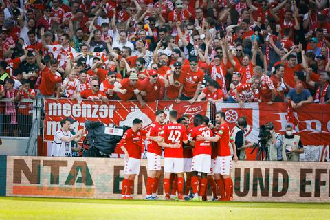Mit dem 2:2 gegen Europa-League-Finalist Eintracht Frankfurt feiert Mainz 05 einen gelungenen Saisonabschluss.   Foto: Tim Würz 