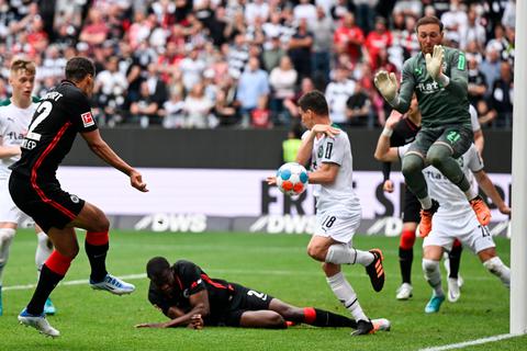 Eintracht-Coach Oliver Glasner schickte beim 1:1 gegen Borussia Mönchengladbach einige Spieler auf den Rasen, die sonst nicht zum Zug kommen. Foto: dpa 