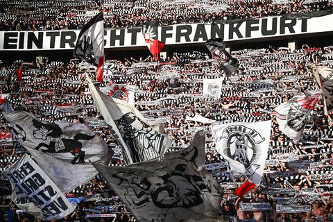 Fans von Eintracht Frankfurt halten vor dem Spiel ihre Fanschals in die Höhe.