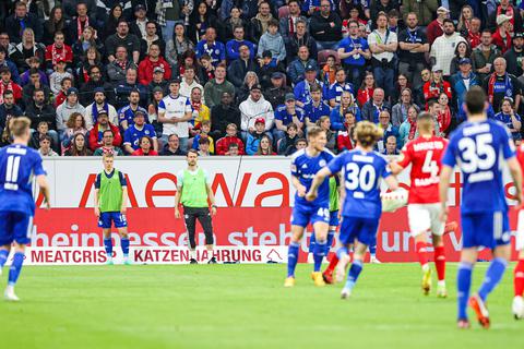 Neue Farbenlehre in der Mainzer Arena: Blau dominiert auch in den „Heimblöcken“ auf der Hintertortribüne. Foto: René Vigneron