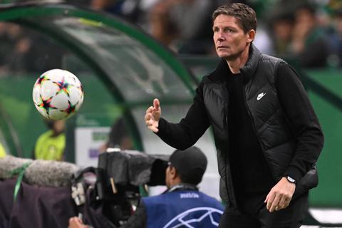 Eintracht Frankfurts Cheftrainer Oliver Glasner an der Seitenlinie in Aktion.