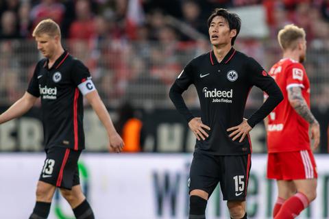 Daichi Kamada von Eintracht Frankfurt steht nach der Niederlage enttäuscht auf dem Spielfeld.  Foto: dpa/ Andreas Gora