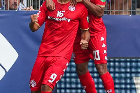Torschütze Karim Onisiwo jubelt gemeinsam mit Angelo Fulgini nach dem Tor zum 0:1 für Mainz 05.  Foto: Tim Rehbein/dpa
