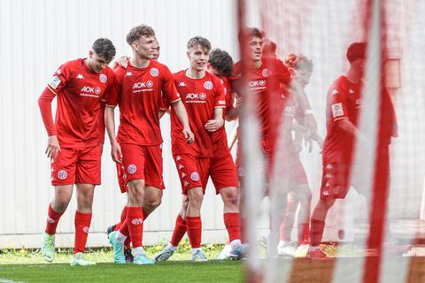Der erste Schritt ist gemacht: Die U19 von Mainz 05 feiert die 1:0-Führung durch Nelson Weiper gegen den 1. FC Köln im Halbfinale um die Deutsche Meisterschaft.