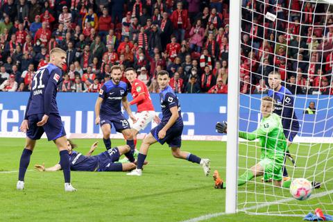 Der Schuss ins Glück: Anthony Caci (Mitte, rotes Trikot) trifft zum 1:1-Endstand gegen die Hertha.  Foto: Sascha Kopp 