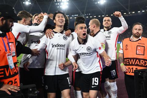 Die Eintracht-Spieler feiern den verdienten Auswärtserfolg ausgelassen vor der Kurve.  Foto: Kevin Voigt/Jan Hübner