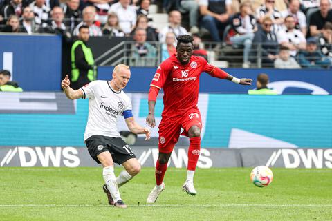 Immer einen Schritt voraus waren Sebastian Rode und Eintracht Frankfurt beim 3:0-Sieg gegen Mainz 05 (mit Danny da Costa).