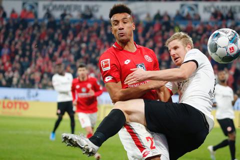 Karim Onisiwo von Mainz 05 (li.) im Zweikampf mit Martin Hinteregger von Eintracht Frankfurt.  Foto: Lukas Görlach