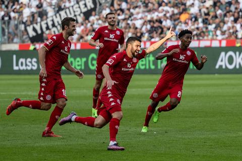 Der Mainzer Aaron Martin (Mitte) jubelt über seinen Treffer zum 1:0.  Foto: dpa