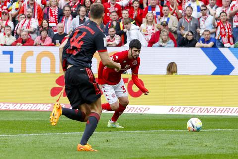 Durfte gegen die Bayern wieder mal ran und spielte eine starke zweite Halbzeit: Aaron Martin (r.)