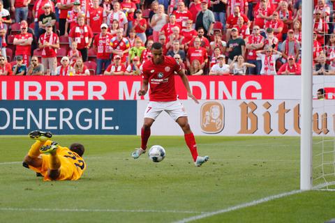 Robin Quaison muss beim Treffer zum 1:0 für Mainz 05 nur noch den Fuß hinhalten. Foto: Sascha Kopp