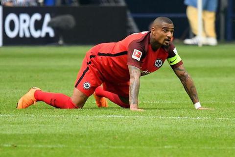 Am Boden: Frankfurts Kevin-Prince Boateng nach dem 0:1 gegen Schalke im Jahr 2018. Archivfoto: Hübner / Ulrich