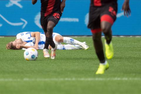 Am Boden: Nach einem Zusammenprall bleiben Fabian Nürnberger und Fabian Holland im Auswärtsspiel gegen Bayer Leverkusen am Boden liegen.