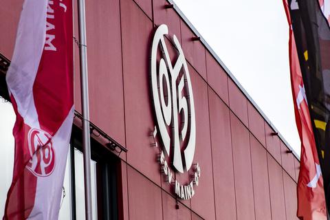 Das Wappen des FSV Mainz 05 an der Fassade der Mewa Arena. Archivfoto: Lukas Görlach