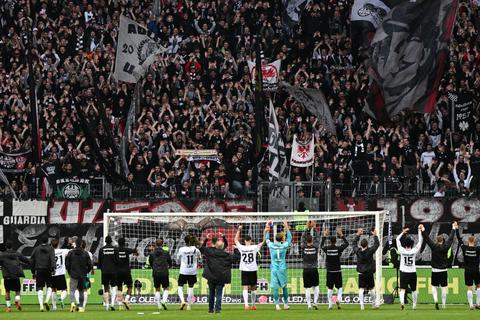 Die Spieler von Eintracht Frankfurt feiern den Sieg gegen Bayer Leverkusen zusammen mit ihren Fans. Foto: dpa