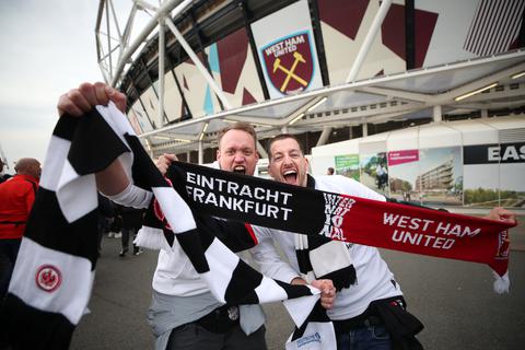 Eintracht-Fans vor dem Stadion in London beim Halbfinale-Hinspiel vergangene Woche. Nun sind vor dem Rückspiel in Frankfurt West Ham-Fans angegriffen worden.      Foto: dpa