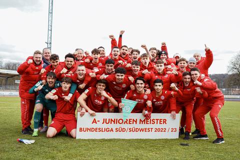 Besondere Momentaufnahme einer besonderen Mannschaft: Die Mainzer A-Junioren bejubeln den Titel in der Bundesliga-Staffel Süd/Südwest und spielen am Sonntag um die Deutsche Meisterschaft.