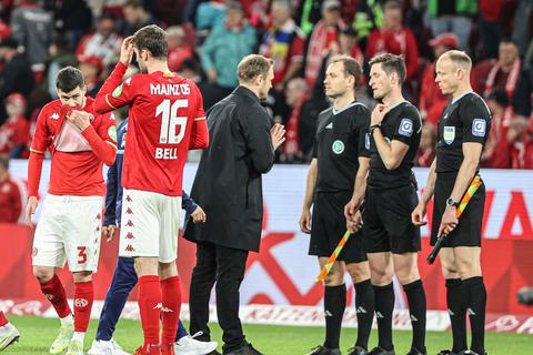 05-Coach Bo Svensson (Vierter von links) redet nach dem Schalke-Spiel auf Schiedsrichter Matthias Jöllenbeck (Zweiter von links) ein.