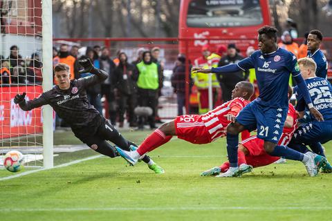 Die 05er müssen aktuell einige Rückschläge wie hier den Rückstand zum 0:1 gegen Union Berlin durch Kevin Behrens (Zweiter von rechts, halb verdeckt) hinnehmen.