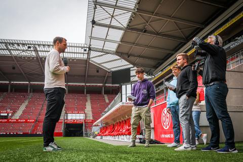 Unsere AZ-Nachwuchsreporter interviewen Bo Svensson im Stadion. Foto: Fiona Jung