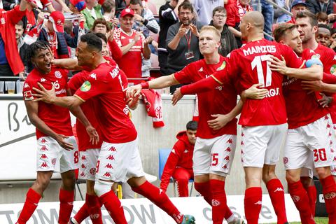 Die Spieler des FSV Mainz feiern den Treffer zum 2:1 durch Leandro Barreiro (ganz links) gegen den FC Bayern ausgelassen.