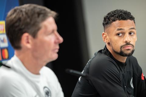 Frankfurts Djibril Sow (r) schaut bei der Abschlusspressekonferenz vor dem Champions-League-Rückspiel gegen Olympique Marseille zu Eintracht-Trainer Oliver Glasner. 