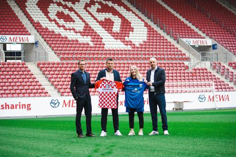 Freuen sich auf die Zusammenarbeit (von links): Marc Habermeyer (Head of Marketing & Brands profine Group), Christian Heidel (Sportvorstand Mainz 05), Heiðrún Sigurðardóttir (Kapitänin der 1. Frauenmannschaft des TSV SCHOTT Mainz) und Till Pleuger (Manager und geschäftsführender Vorstand beim TSV SCHOTT Mainz.  Foto: Mainz 05