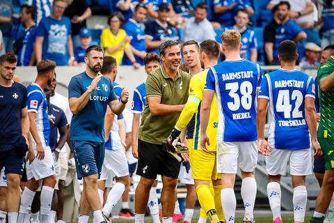 Man schätzt sich: Norwich-Trainer David Wagner verabschiedet sich von den Lilien-Spielern.