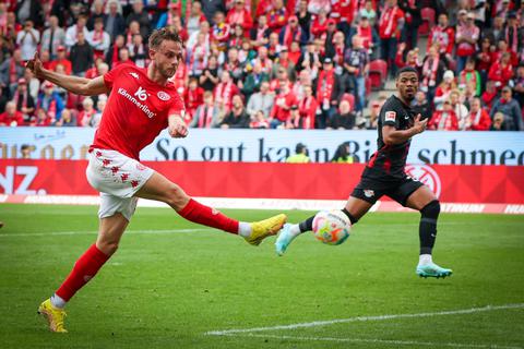 Der Mainzer Marcus Ingvartsen schießt den Treffer zum 1:0 gegen Leipzig. Foto: Lukas Görlach