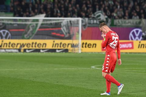 Niklas Tauer von Mainz 05 geht nach einer Roten Karte gegen Wolfsburg vom Feld. Foto: dpa/ Swen Pförtner
