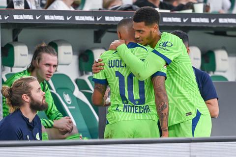 Kicken gemeinsam für den VfL Wolfsburg: die Brüder Lukas (links) und Felix Nmecha.