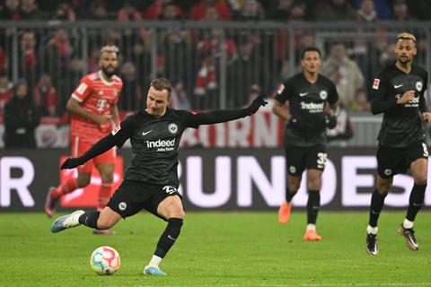 Frankfurts Mario Götze am Ball im Spiel gegen Bayern München. 