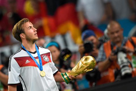 Mario Götze kurz nach dem Gewinn der Weltmeisterschaft 2014 mit dem WM-Pokal in der Hand. Ab Sommer streift der 30-Jährige das Trikot der Frankfurter Eintracht über. Foto: dpa 