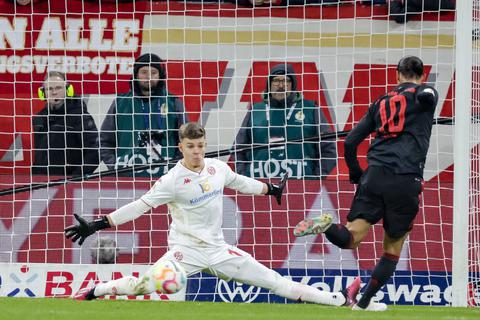 Vereitelt viele Bayern-Chancen, muss sich aber trotzdem vier Mal geschlagen geben: 05-Keeper Finn Dahmen. 