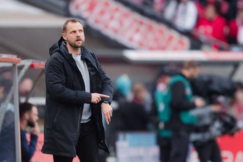 05-Trainer Bo Svensson sieht, dass seine Mannschaft die Forderung nach Konstanz umsetzt.