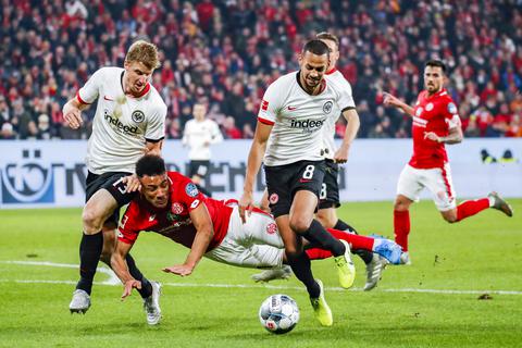 Heiß ging es her im Spiel Mainz 05 gegen Eintracht Frankfurt.  Foto: Sascha Kopp 