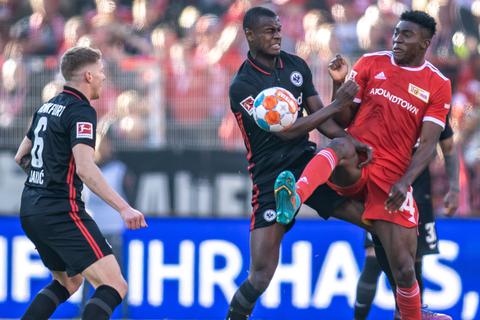 Berlins Taiwo Awoniyi (re.) kämpft gegen Evan Ndicka (M) von Eintracht Frankfurt um den Ball.  Foto: dpa/ Andreas Gora
