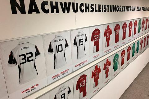 Galerie: Am Bruchweg sind alle ehemaligen 05-Nachwuchsspieler verewigt, die den Sprung in den Profifußball geschafft haben. Foto: Peter Schneider 