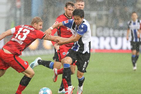 Bielefelds Masaya Okugawa (re.) im Kampf um den Ball mit Frankfurts Martin Hinteregger (li.).  Foto: dpa/ Friso Gentsch