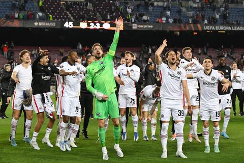 Eintracht Frankfurts Mannschaft um Torwart Kevin Trapp feiert den 2:3 Sieg über Barcelona. Doch der Europa-League-Sieg im Camp Nou hat ein teures Nachspiel. F Foto: Arne Dedert/dpa
