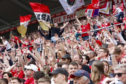Da war die 05-Welt selbst bei Pessimisten noch in Ordnung: Fans beim Sieg gegen den FC Bayern in der Mewa Arena.