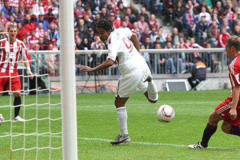 Ein Tor, das seinen festen Platz in der 05-Vereinshistorie hat: Sami Allagui (Mitte) trifft im September 2010 mit der Hacke. Bayern-Star Philipp Lahm (rechts) kommt zu spät.